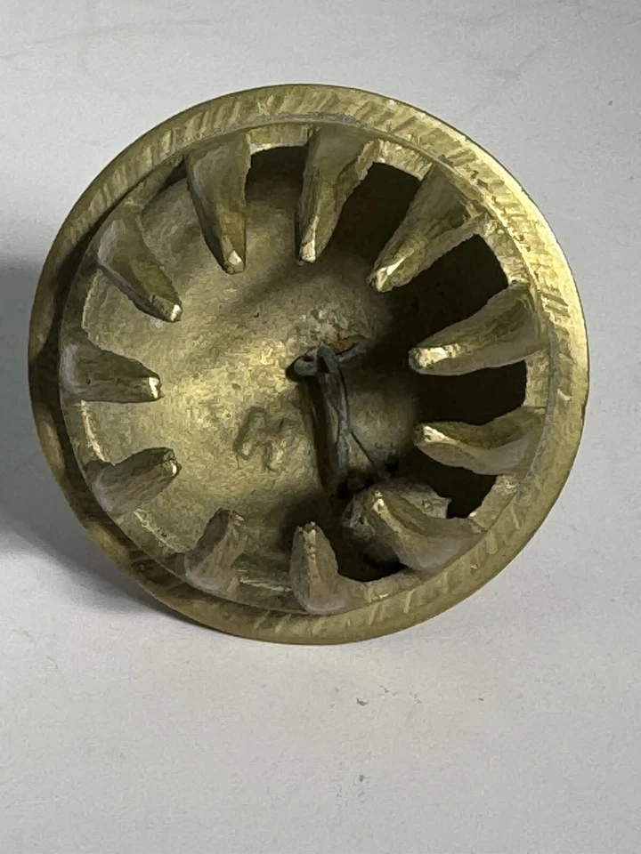 Campana de garra de templo con motivos florales/hojas de latón grabado hindú indio alrededor de 1920 Foto 4 de 4