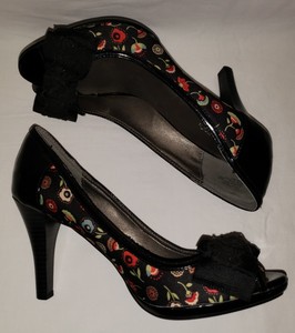 black floral pumps