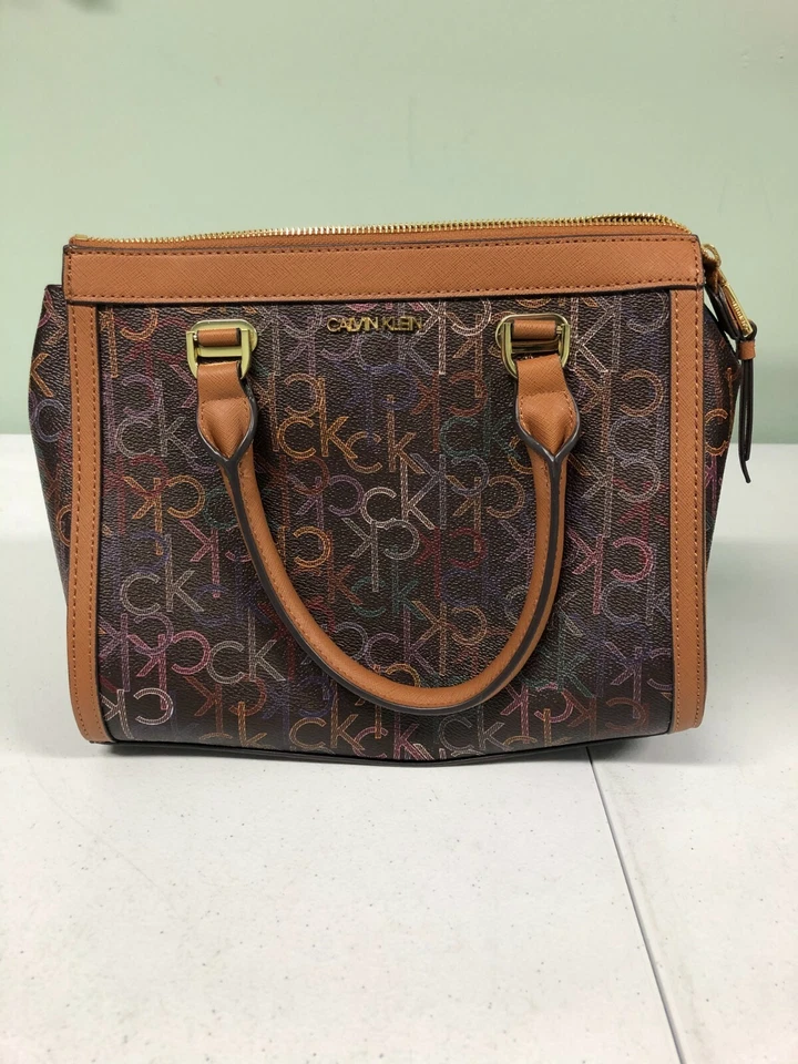 Bolso de Mano Calvin Klein Janae Firma Organizacional Logotipos Coloridos/Marrón Foto 4 de 4