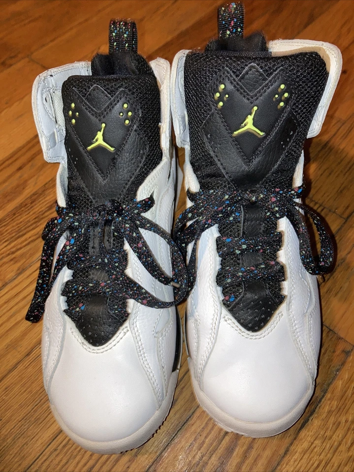 Jordan True Flight Talla 5.5 Blanco/Amarillo Neón Negro Foto 2 de 4