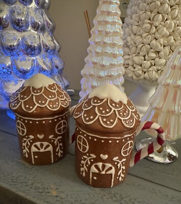 Pottery Barn S/2 ~GINGERBREAD HOUSE~ LIDDED STONEWARE COFFEE MUGS ~CHRISTMAS~