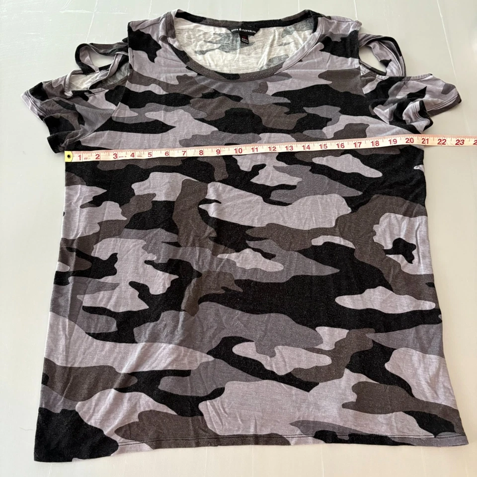 Camiseta feminina Rock & Republic XL ombro frio cinza preta estampa camuflada - Imagem 4 de 4