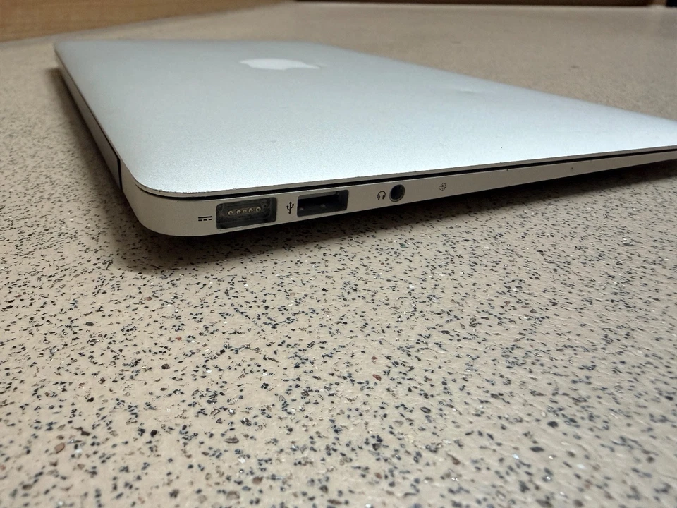 Apple MacBook Air 11", Intel Core i5, 1.6GHz, 128GB SSD, 2GB DDR3 RAM, A1370 - Image 3 of 4