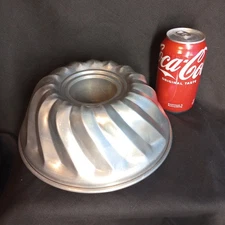 Vintage Aluminum 8.5” Diameter Round Swirl Tube Cake Pan / Jello Mold