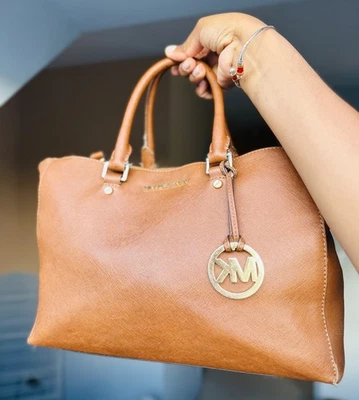 SAC à main Michael KORS ,y’a un peu fissuré ( voir les photos) - Photo 1/4