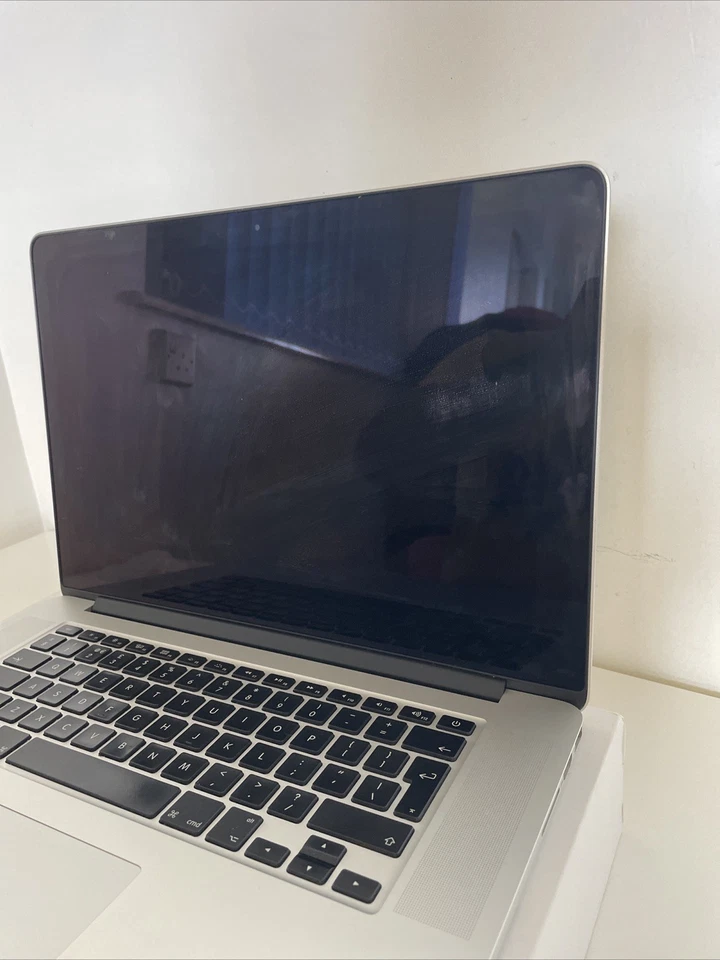 Apple Retina MacBook Pro - 2015 - 17” Display - i7 2.2GHz - 512GB PARTS ONLY - Image 4 of 4