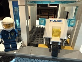 Lego CITY Police station W/ Mini-figures & 6 Instruction Books Complete 