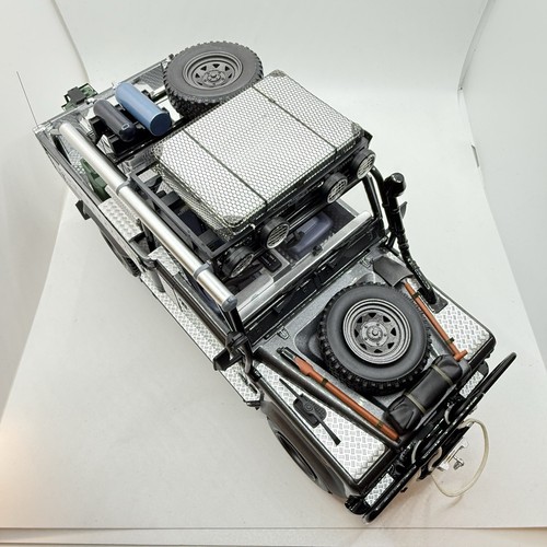 Kyosho Original 1:18-scale Land Rover Defender Movie Edition - KSR08903TR - Picture 9 of 13
