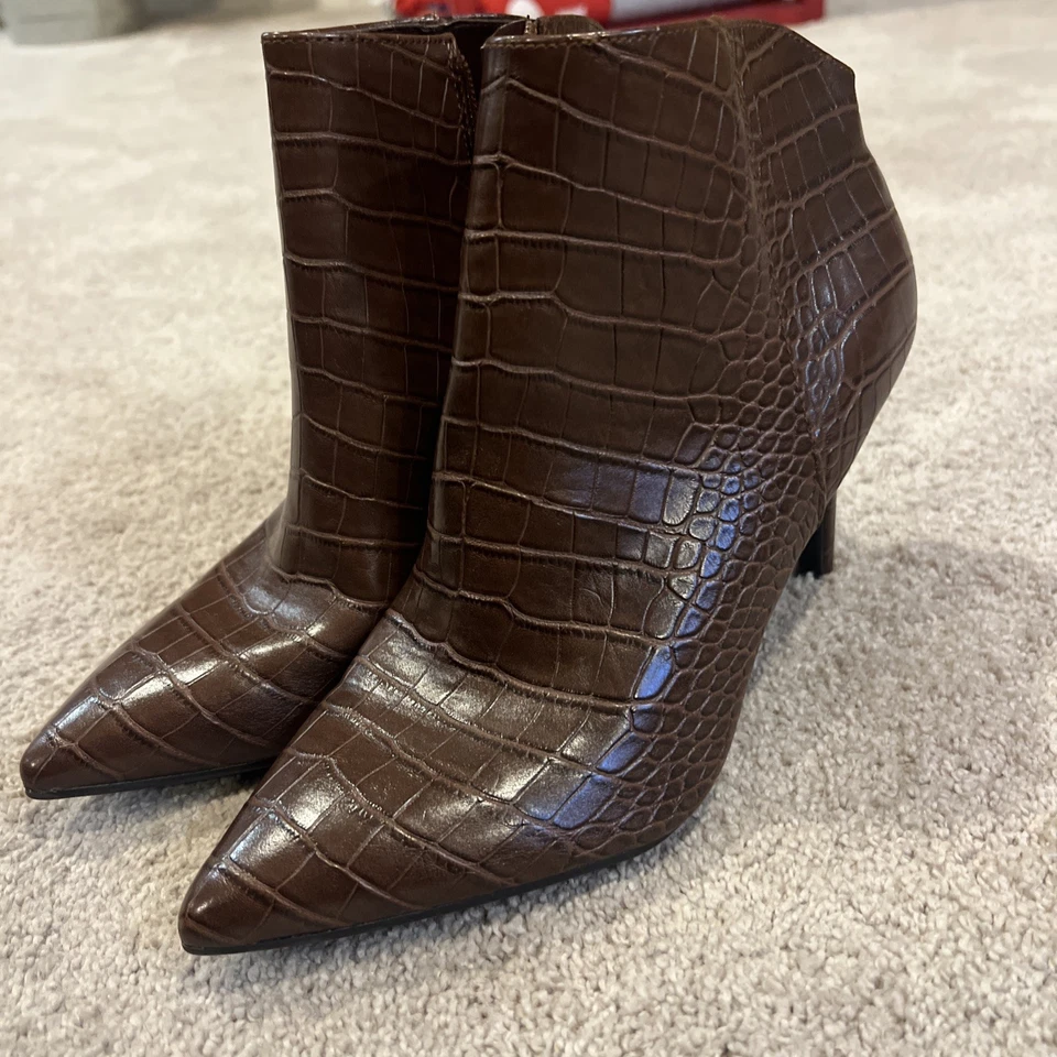 Botas al tobillo Nine West marrón cocodrilo en relieve punta para mujer con cremallera 6,5 Foto 3 de 4