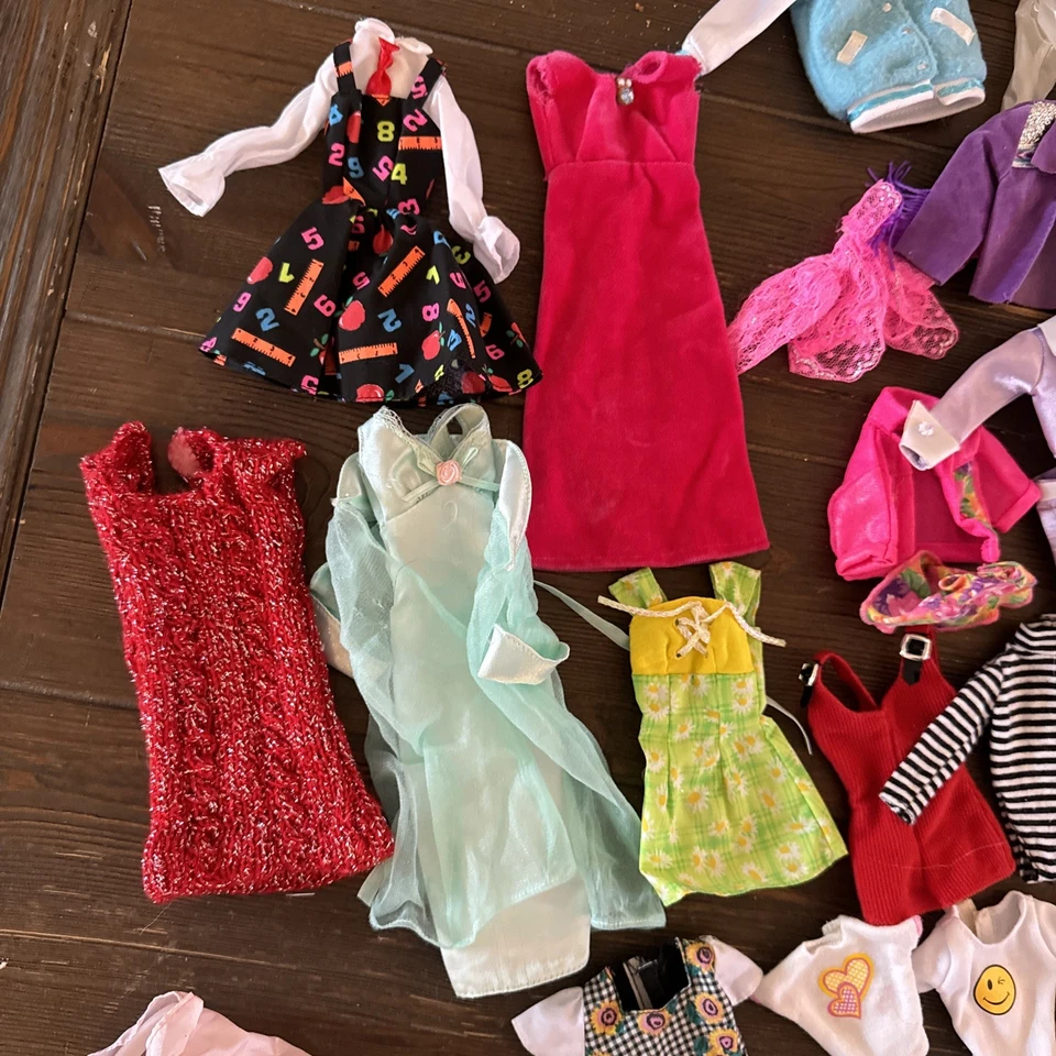 Lote 85+ Vestidos Barbie Vintage Calças Jaquetas Ken Skipper Várias Décadas - Imagem 2 de 4