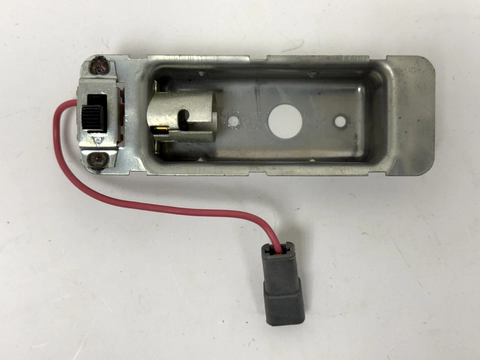 Carcasa e interruptor de lámpara de cúpula trasera Chrysler Plymouth Wagon 1960-1965 NOS 2161308 Foto 4 de 4