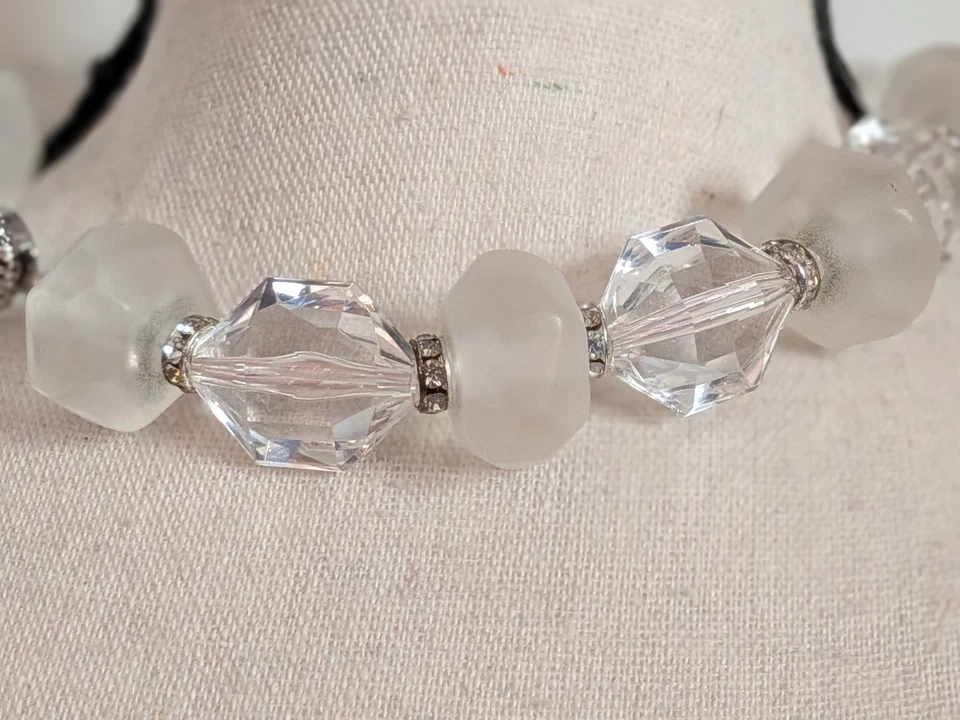 复古中世纪透明哑光 Lucite 珠项链 17 英寸盒扣 — 第 2/4 张图片