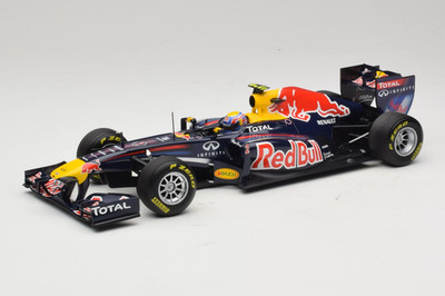 110110002 Red Bull RB7 Renault n2 M. Webber Red Bull Racing Showcar 2011 Minicha