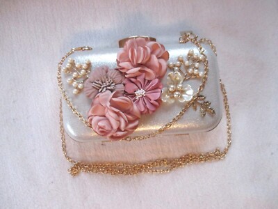 Damenhandtasche, Clutch, in silber-goldfarben glänzend, mit Blumen Design
