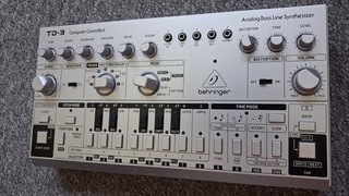 BEHRINGER Analog Bassline Synthesizer TD 3 SR neuwertig mit Originalkarton