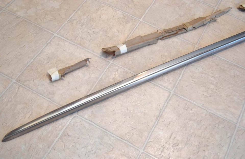 Ford Custom Deluxe 1949-1950 2 puertas cuarto trasero derecho moldura carrocería OEM nuevo de lote original Foto 2 de 4