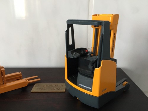 Jungheinrich Jubiläumsmodelle von 2003, 2 Schubmast Stapler Gabelstapler Holzbox - Bild 2 von 5