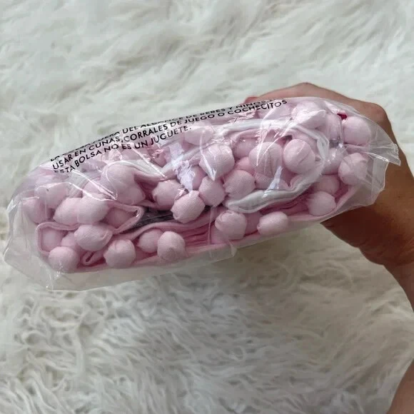 Saia Berço Pom-Pom Infantil Pottery Barn Nova Na Caixa Rosa/Branca $99,00 - Imagem 4 de 4