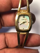 Nice Ladies Gold Tone Lorus LR3018 Analog Watch