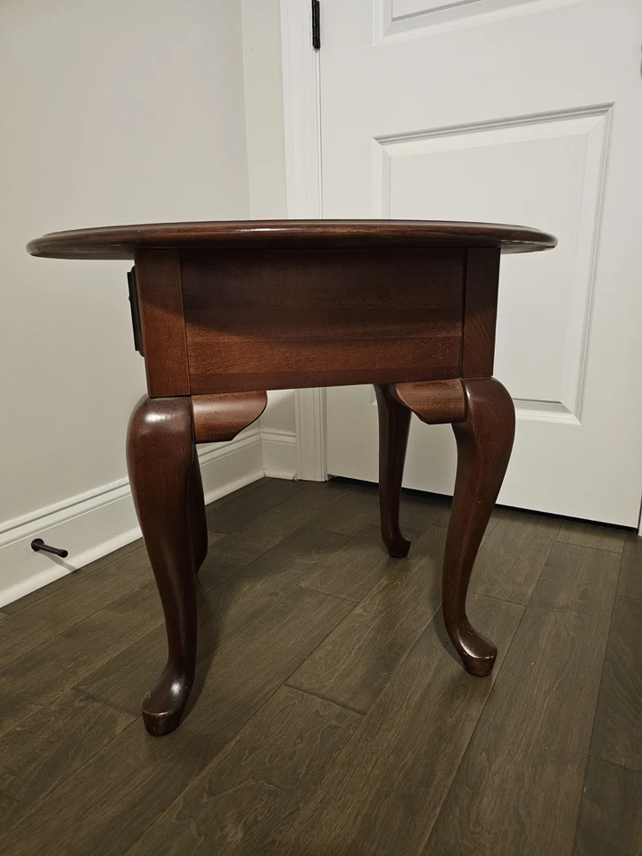 Mesa auxiliar Mid Century ovalada de cereza/mesa auxiliar de Broyhill Foto 3 de 4