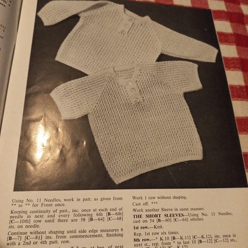 π Patons No 714 Babies Toddlers Knitting Pattern Book Vintage Socks Caps Mitts - Picture 5 of 15