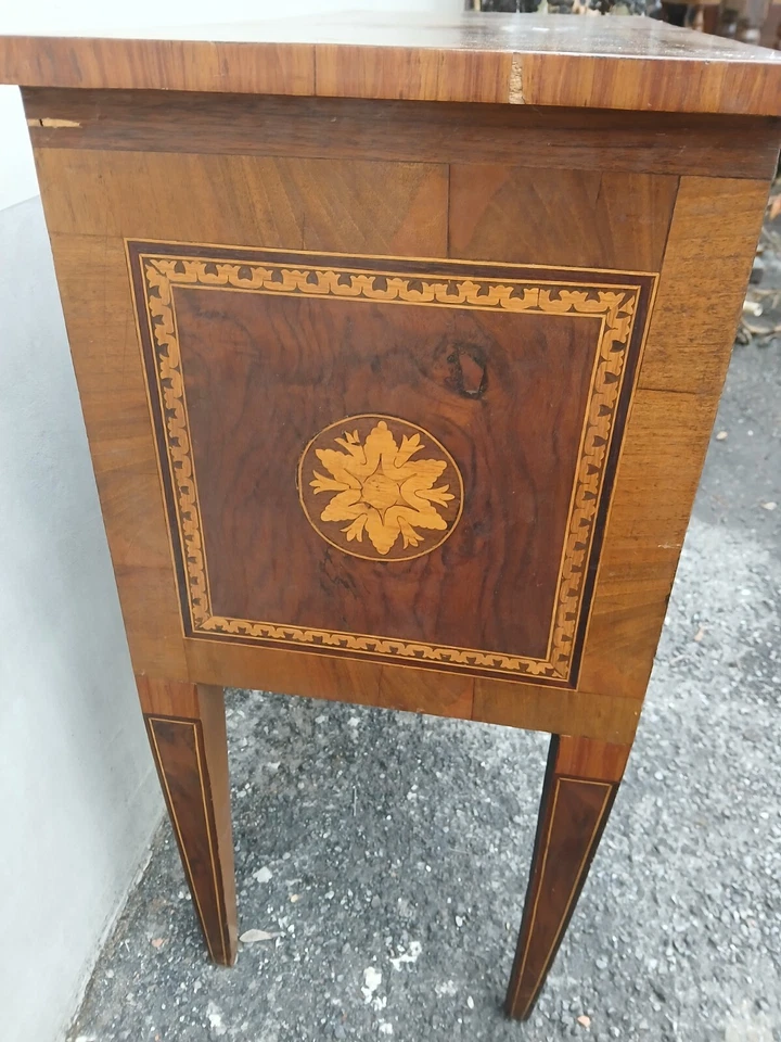 PICCOLO COMO' INTARSIATO STILE LUIGI XVI EPOCA 1960 - 2 CASSETTI E PIEDI A PUNTA - Immagine 3 di 4