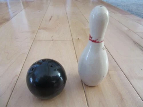 Солонка и перечница и солонки для мяча