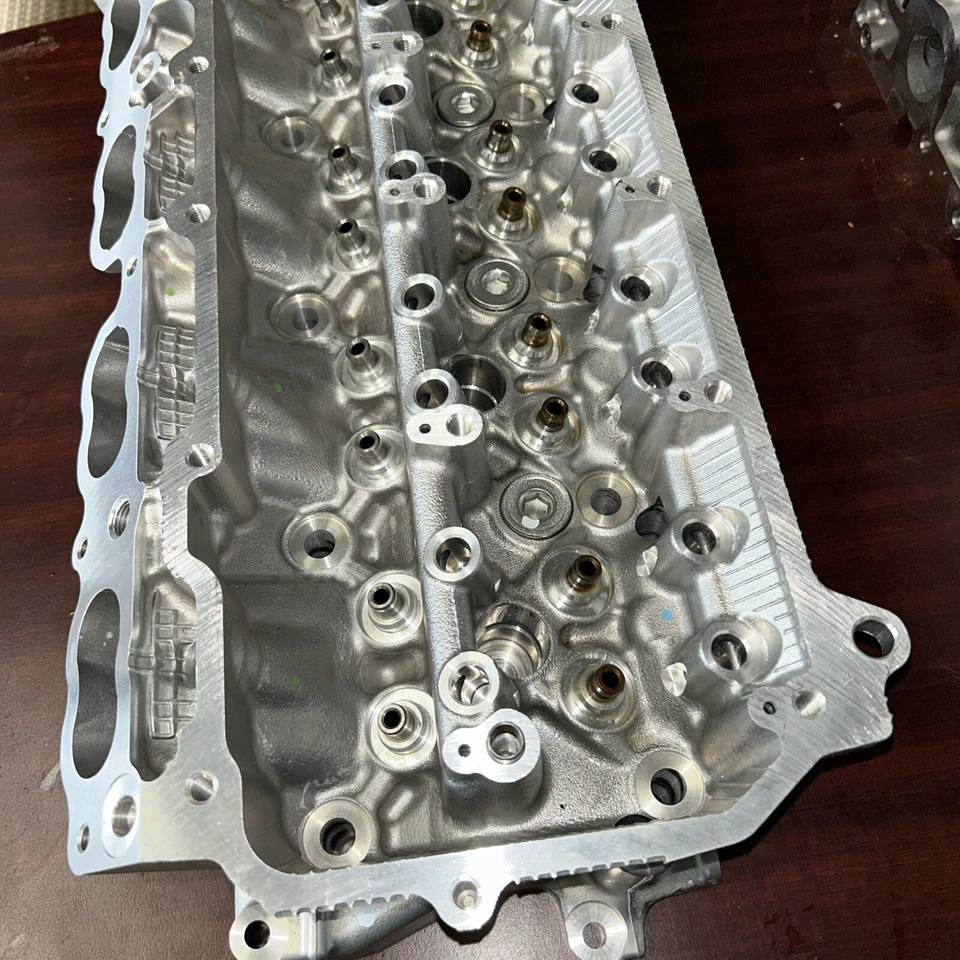 Toyota Tundra 2017-2021 5,7 culatas izquierda/derecha 11102-39335 11101-09650 Foto 3 de 4