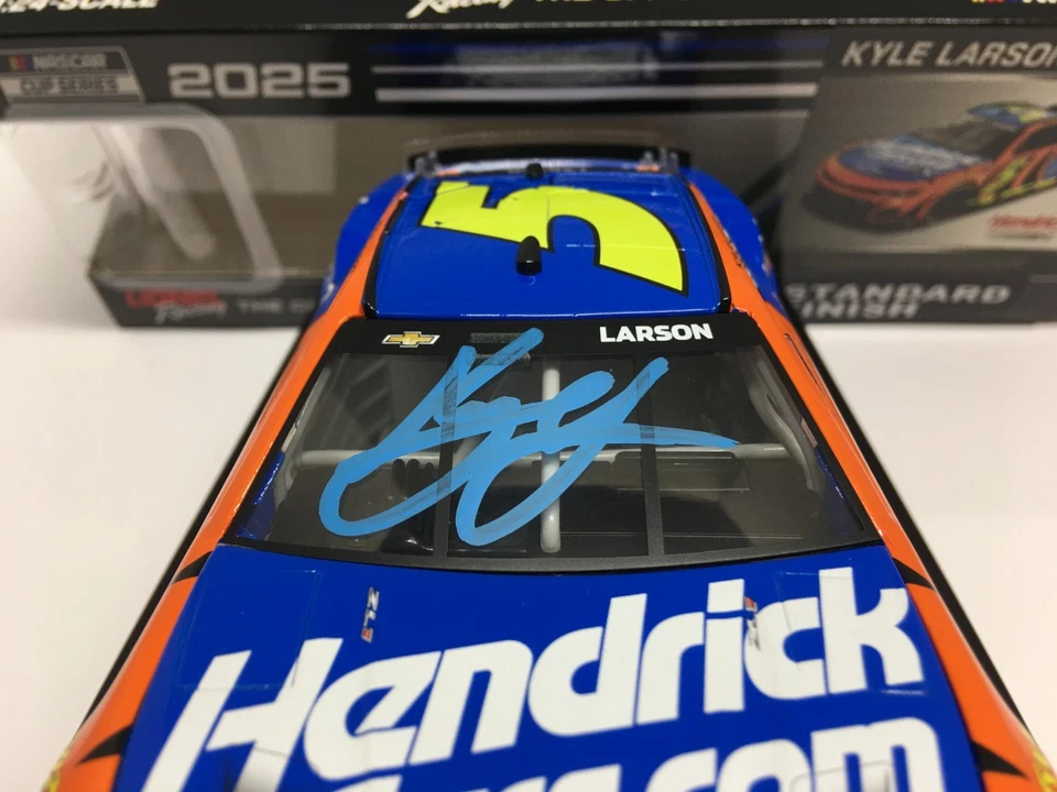Chevy 1/24 HENDRICKCARS.COM AUTOGRAFIADO POR KYLE LARSON #5 RETROCESO 2025 Foto 2 de 4