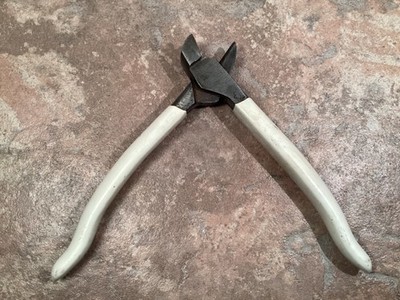 Vtg Pair End Cutting Pliers  Flush Cut Wire Cutter Nail Puller Nippers 6 1/2 in.