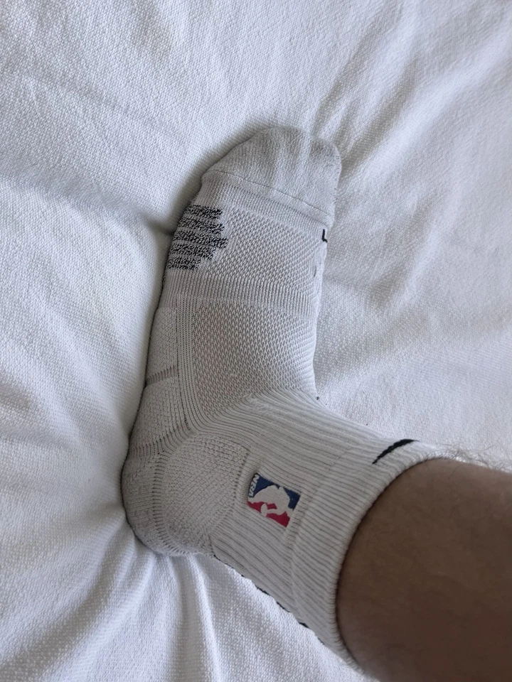 Meias Nike NBA Authentics comprimento médio emitidas pela equipe GG brancas e pretas - Imagem 2 de 3