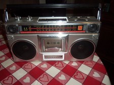 RIPTUNES Retro Radio Cassette Stereo Boombox AM/FM SW1/SW2 Bluetooth USB microSD