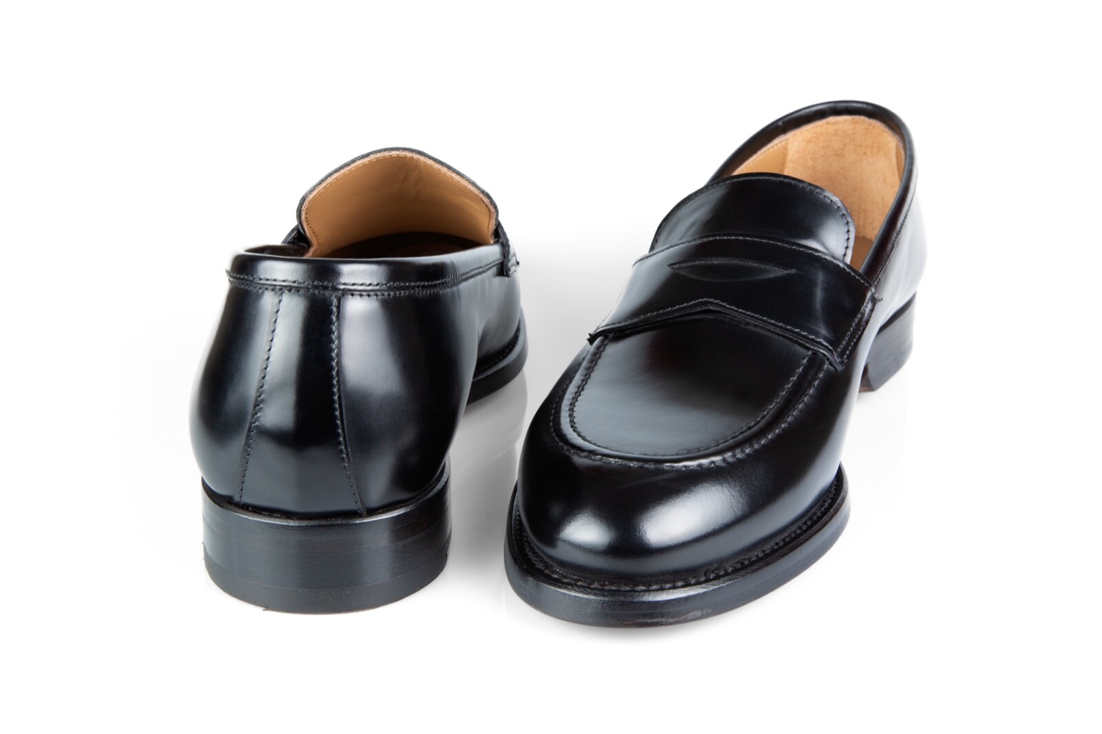 Mocasines de piel negra con antifaz y piso de cuero LONKA