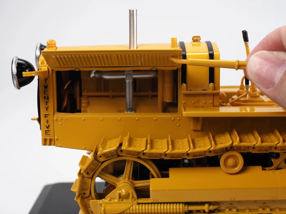 Tractor Caterpillar Tractor Alloy Engineering Vehicle Model 85679 DM 1:16 CAT 25 - Image 2 of 4