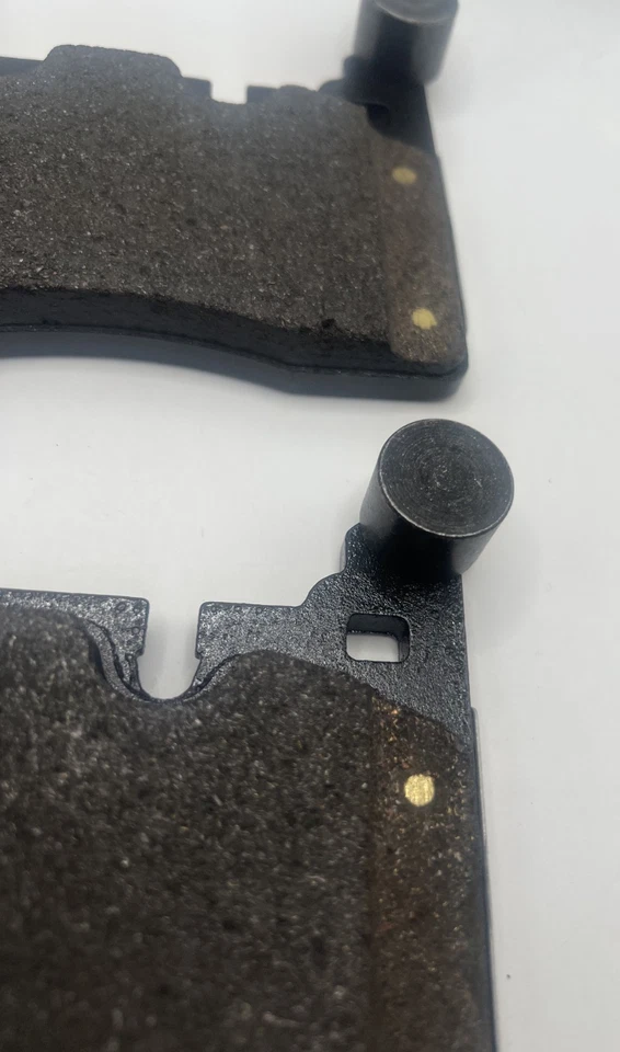 Conjunto de pastilhas de freio traseiras de aço Aston Martin DB11 / Vantage - Imagem 3 de 4