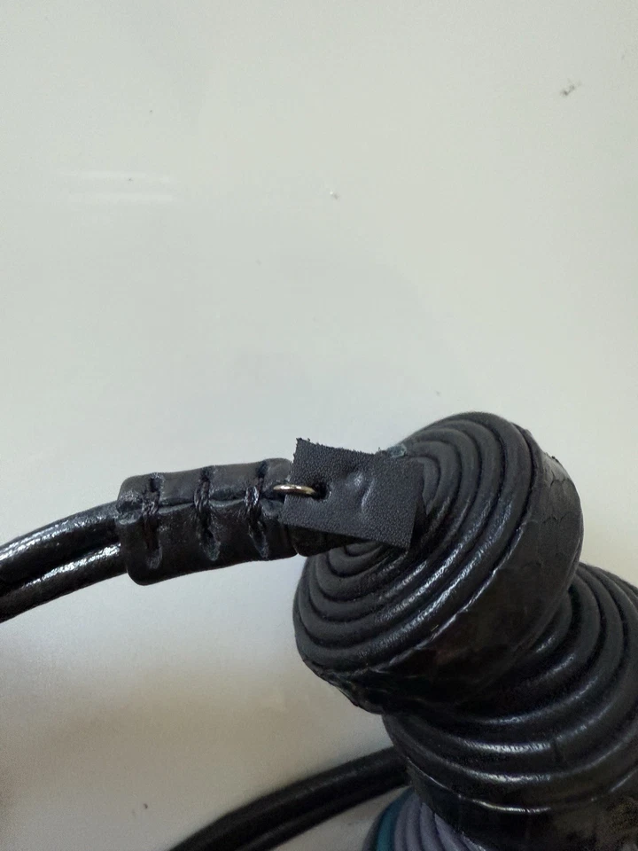 Collar Giulia Boccafogli de cuero grueso llamativo, negro/azul/gris Foto 4 de 4