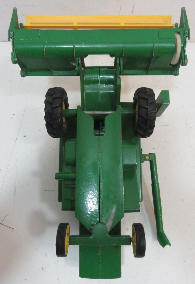 ERTL - La nouvelle moissonneuse John Deere X9 miniaturisée - FARM Connexion