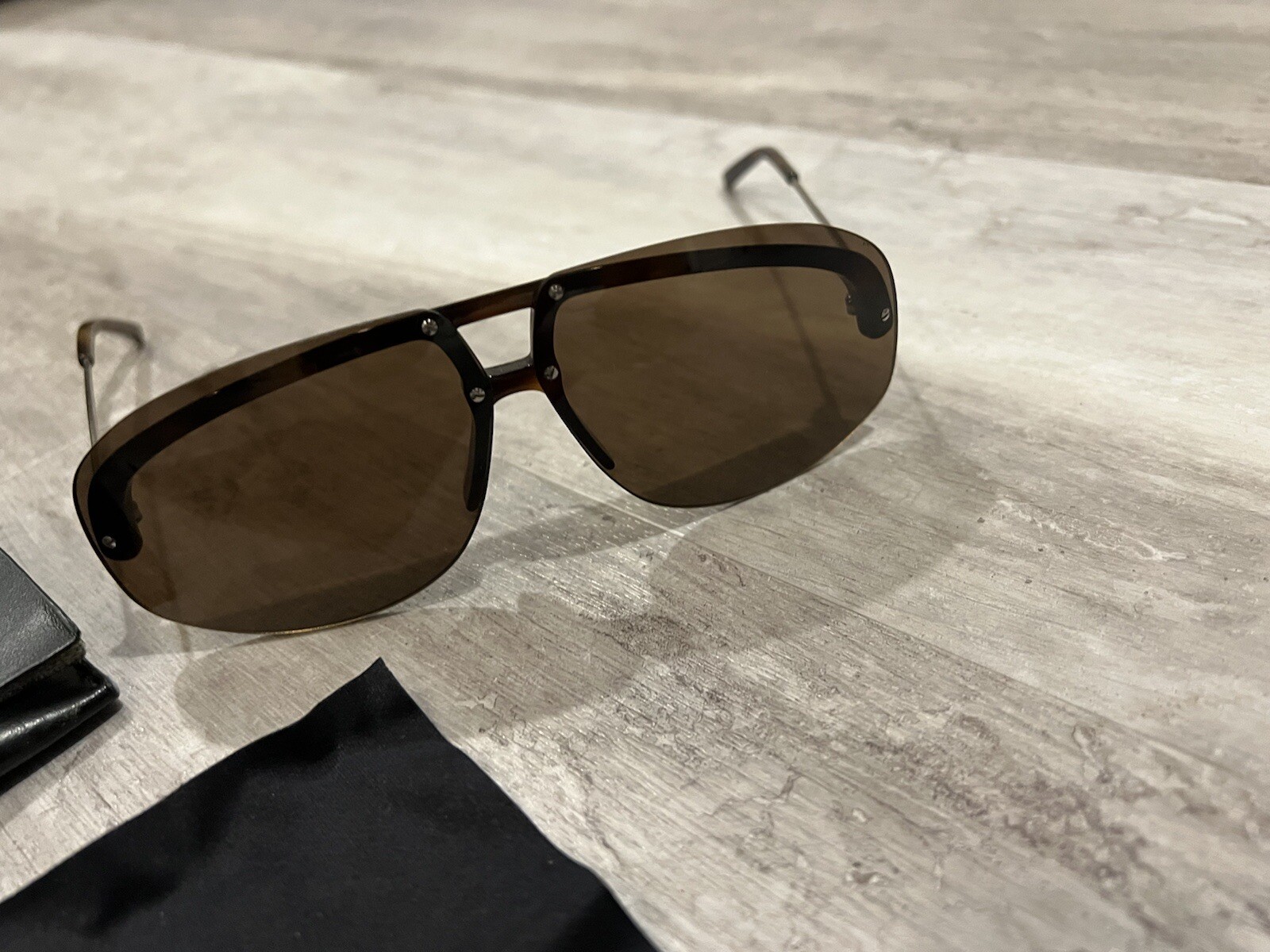 Occhiali da sole marroni Saint Laurent con custodia al dettaglio $295