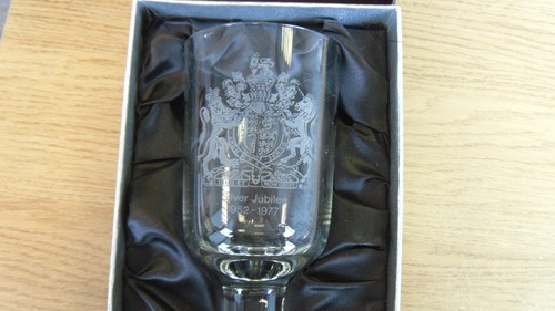 Glaskelch zum Gedenken an Queen Elizabeth 11 Silber Jubiläum - Bild 7 von 8