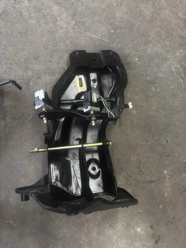 Mazda B2000 B2200 B2600 1986-93 embrague, pedal de freno y soporte montaje fabricante de equipos originales usado Foto 3 de 4