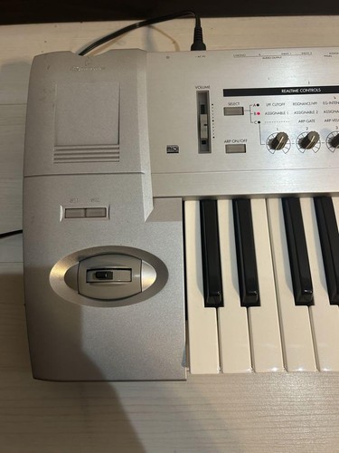 KORG TRITON LE61 Synthesizer - Picture 2 of 15