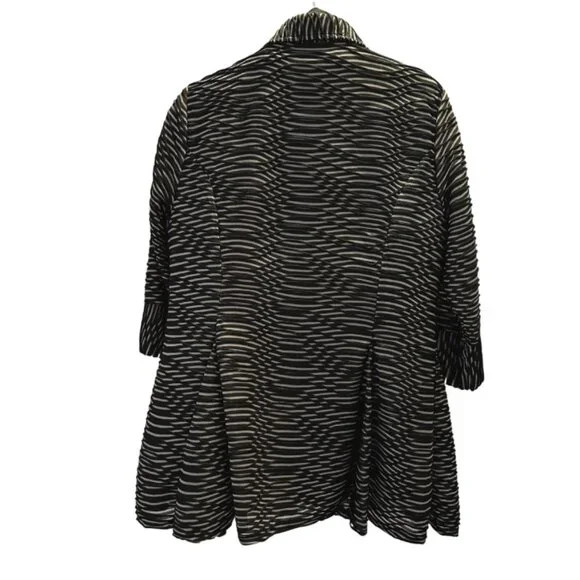 Fashionable Button Down Light Jacket in Black and… - image 4