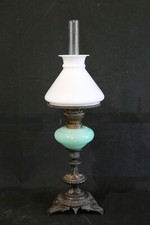 antica lampada ad olio Napoleone III XIX secolo ghisa vetro soffiato opalina