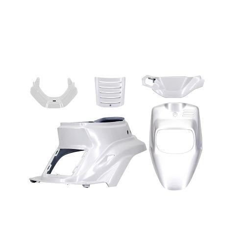 Kit carrosserie Booster blanc métal pour sublimer vos trajets urbains et sorties