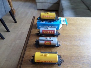 MARKLIN HO 4 wagons citerne SHELL.