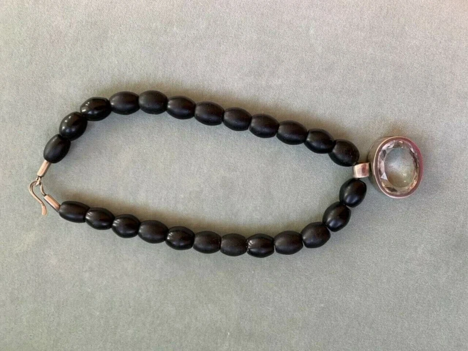 Sehr besondere Goldschmiedearbeit Kette mit großem Bergkrsitall