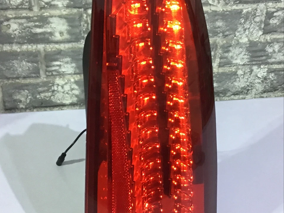 Luz trasera LED derecha lado pasajero Cadillac STS 2008-2011, OEM, PROBADA Foto 3 de 4