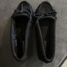 Minnetonka Kilty Fringe Suede Hardsole Moccasin Flat Women 7.5 Black