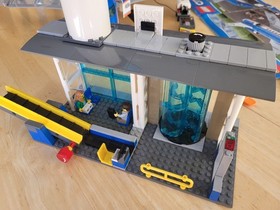 LEGO CITY: Airport Passenger Terminal (60104) Complete W/ Instruction (no box)