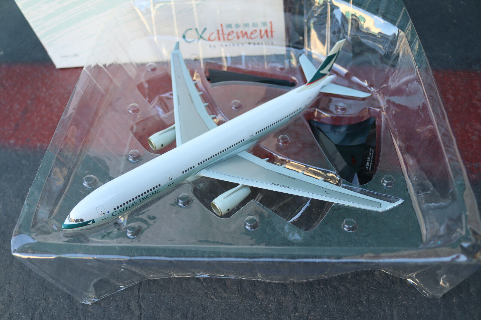 RARE CATHAY PACIFIC ONEWORLD AIRBUS A330-300 1:200 SCALE MODEL w/ STAND